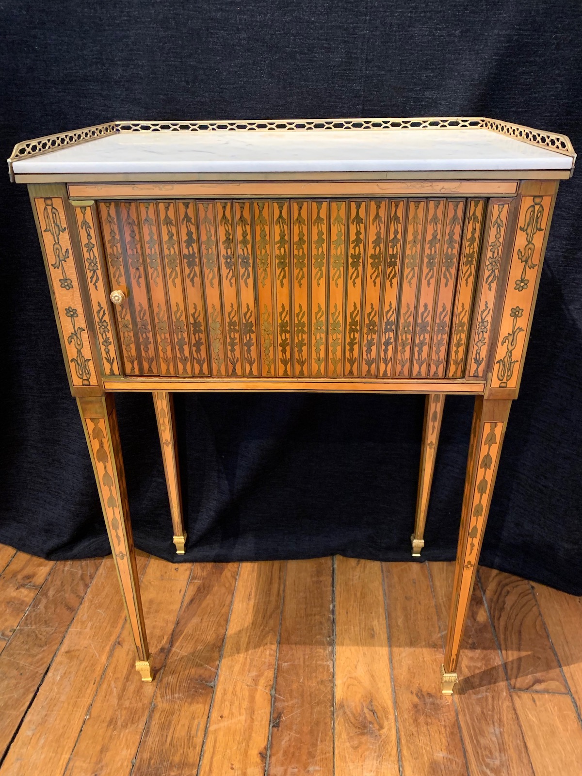 Petite table de salon attribuée à RVLC d’époque Louis XVI