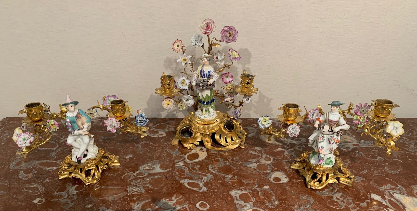 Garniture en porcelaine de Meissen d’époque Louis XV