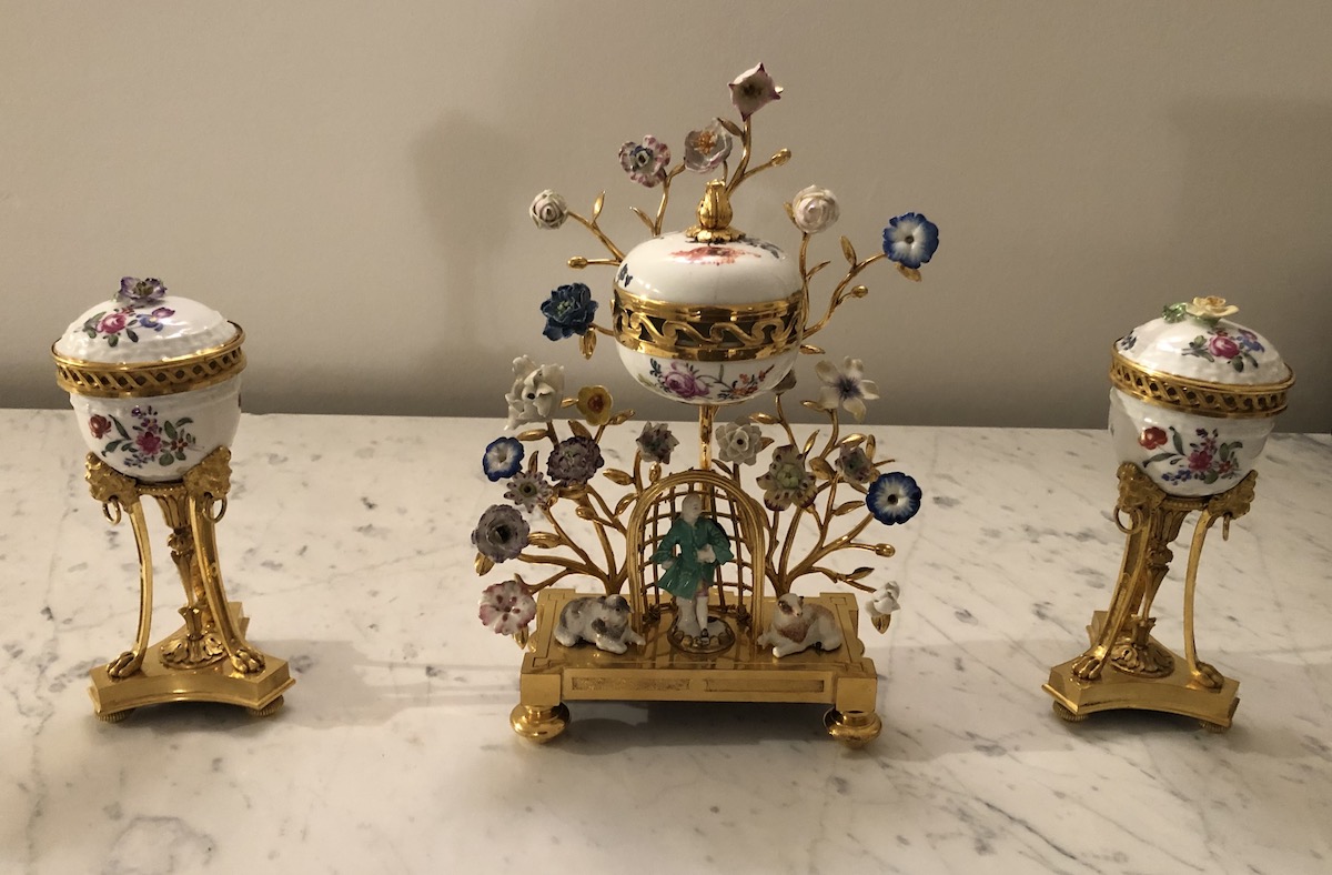 Garniture en porcelaine de Meissen d’époque Louis XVI