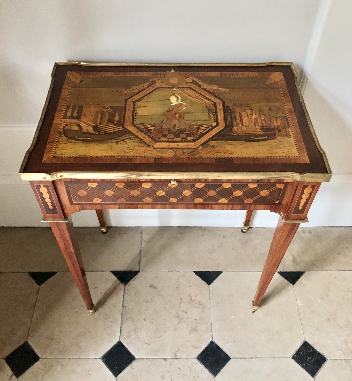 Petite table d’époque Louis XVI estampillée Schlichtig